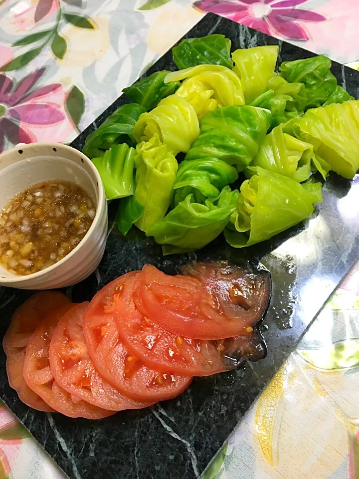 ヘルシーに💗
キャベツ トマト🍅

春キャベツの季節がやって来ますね💗
トマトはサンロードトマトを使用🍅
ドレッドはオニオンドレッシングで
中にもち麦が入ってダイエット思考👍🏻|かえちさん