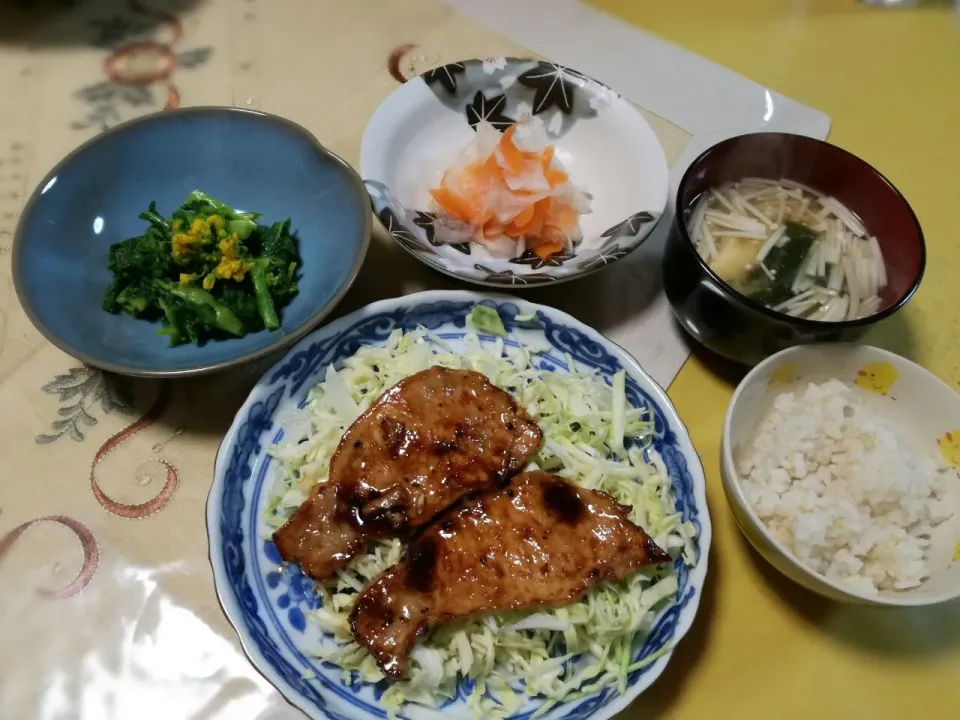 晩ごはん　
　こってりでもさっぱりな味ぽん胡麻油豚焼き
　春感じる 菜の花からし和え
　大根人参なます
　ワカメ豆腐えのきお味噌汁|korinoさん