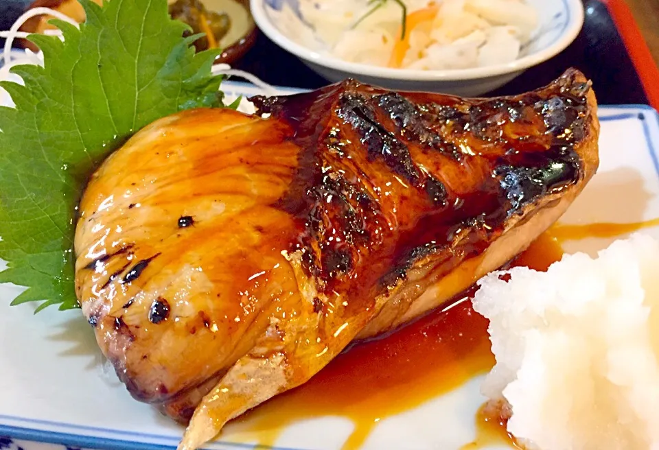 けふの日替り昼餉はブリの照り焼き🐟すごく立派で上品な甘さの味付けで…ご飯がご飯がススムくんになってデブ活してしまいましたわ🐷しかし、これに小鉢とご飯、味噌汁、香の物が付いて600円とは、なんてお得なお店かしら✨|にゃあ（芸名）さん