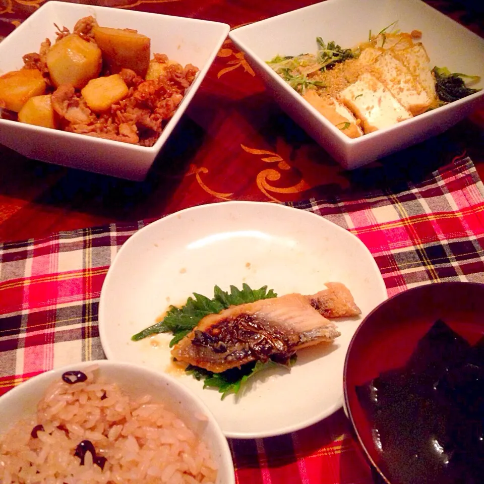 卒業式の晩御飯(๑´ڡ`๑)
お赤飯 鰆の西京焼き 豚肉と里芋の煮っころがし 水菜と厚揚げのたいたん ワカメスープ|ちゃたままさん