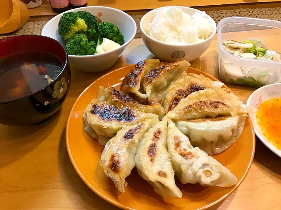 Snapdishの料理写真:餃子
かぶと切り昆布の浅漬け
ブロッコリーとマヨネーズ
ご飯と味噌汁（ほうれん草）|めいB747さん