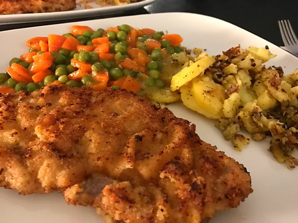 Snapdishの料理写真:Wiener #Schnitzel mit Dinkelpanier, #Braterdräpfel und Kaisergemüse|Dagmar Olympia Perdivaさん