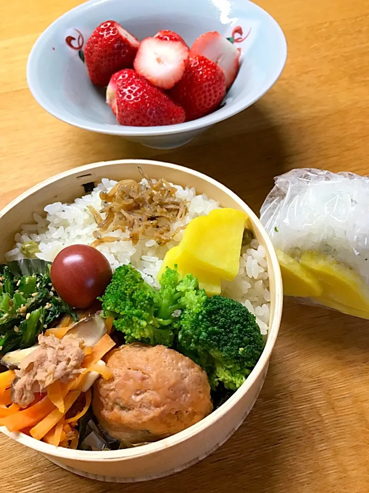 今日のお弁当🍱 
主人の分は、人参椎茸シーチキンの炒めもの、鶏つくねの照り焼き、春菊ほうれん草のごま和え🤗
わたしはおにぎり😑|5ネコママさん