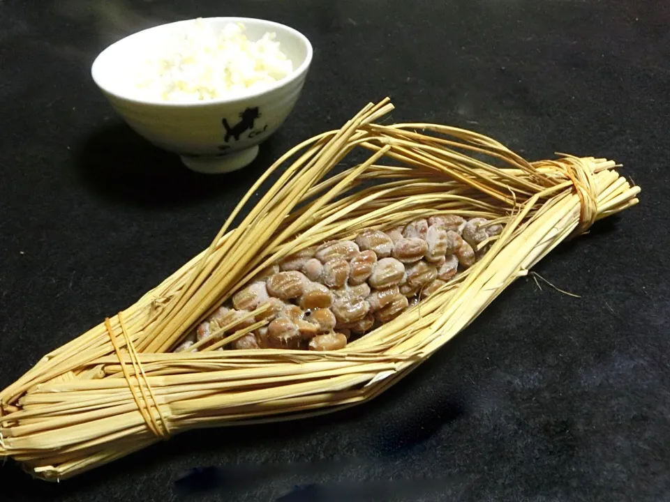 何とか食べられるようになった納豆💦
それなのに長男が、珍しい藁納豆があったし、お父さんに買ってきた😄🙌🏻👏🏻

出汁もカラシもなしで、どうしてたべるの😰😱|Hiroshi  Kimuraさん