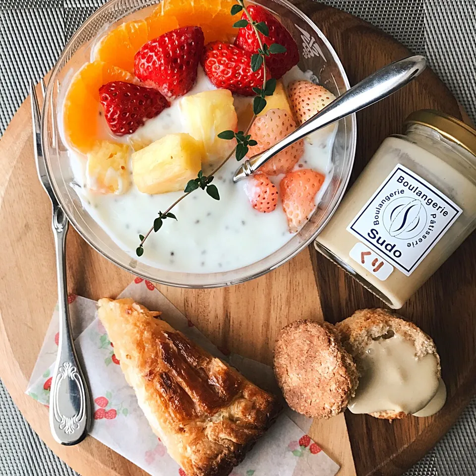 Snapdishの料理写真:フルーツ🍓🍊🍍とヨーグルト、アップル🍎パイ、スコーン🌰 のモーニング|ちこさん