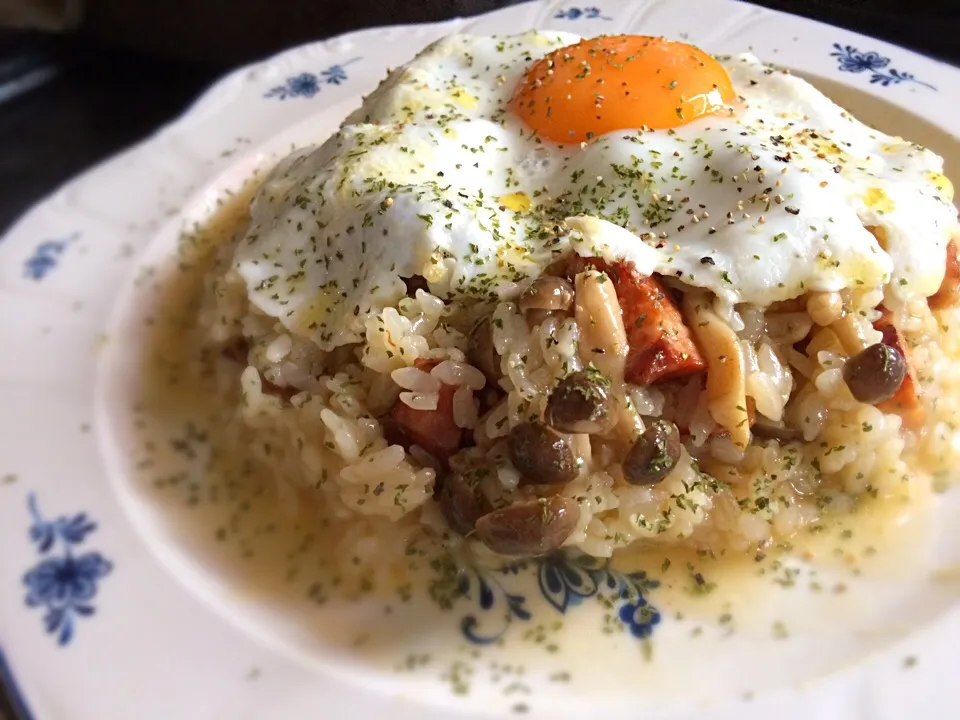 ベーコンときのこのバター醤油リゾット 〜フワトロ目玉焼きのせ〜|イッセイさん