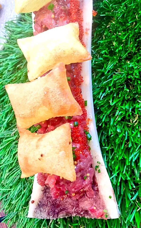 Steak tartar with Bone marrow, flying fish roe and potatoe bags.|De Pupesさん