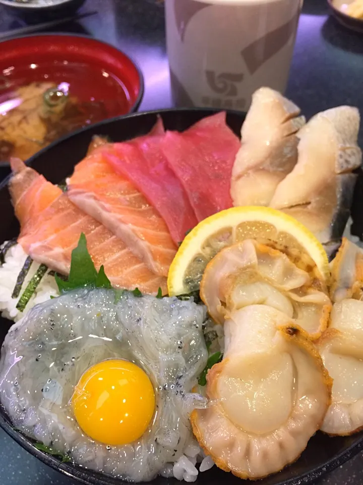 しらす&青森産煮ほたて丼780円みそ汁付き@平録|ま〜てぃんさん