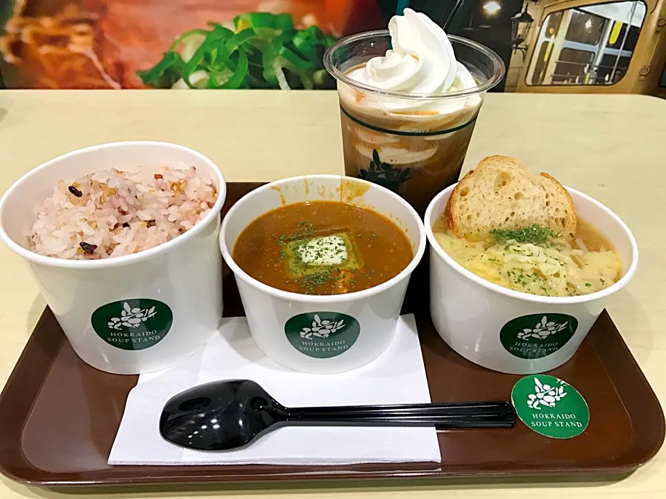 Snapdishの料理写真:北海道スープとカレー、アイスコーヒー＋十勝ソフトクリーム|Runaさん