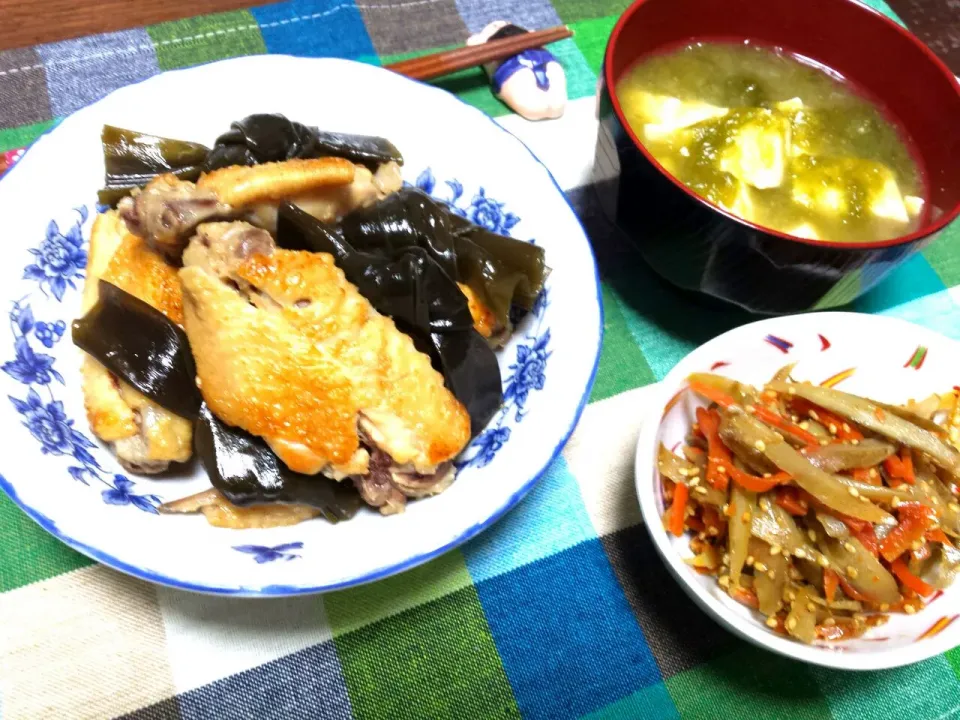 手羽先と昆布の煮物、きんぴら
アーサーの味噌🍚|ベティさん