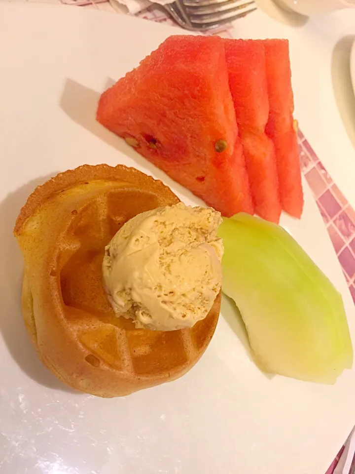 Waffle with ice cream & fruits|Sky Blueさん