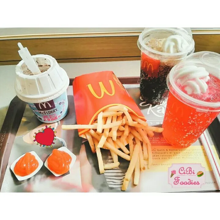 🏡McDonald's Manyar Kertoarjo Surabaya
Menu : Large French Fries, Dark Choco McFlurry, Cola Float, and Fanta Flloat
Address : Jl. Manyar Kertoarjo, Surabaya|Pramita Riza Oktavianiさん