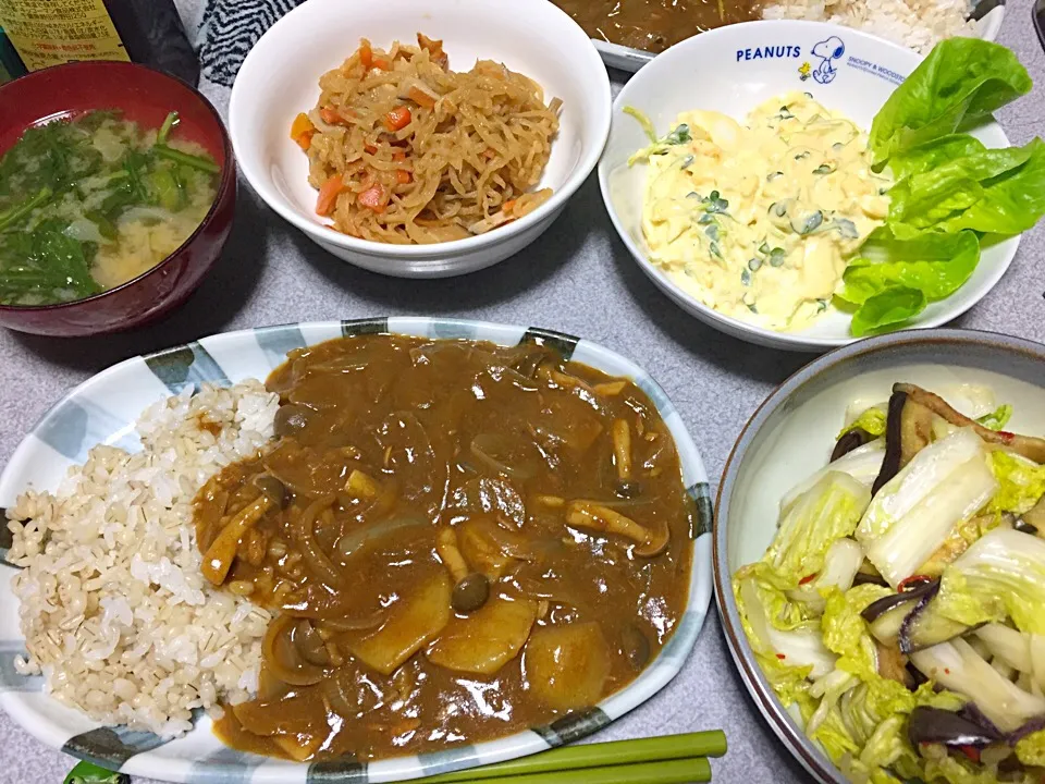 もち麦飯シーチキンきのこカレーライス、春菊ネギ味噌汁、玉子サラダ、切干し大根、白菜ミョーガなす漬け|ms903さん