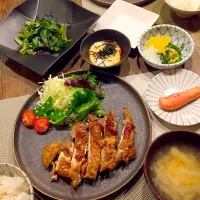 Snapdishの料理写真:今日の晩御飯🍚
チキン照り焼き🍗小松菜のニンニク炒め🍃長芋とろろ、たらこ、お漬物、大根と油揚げのお味噌汁💛|まみりんごさん