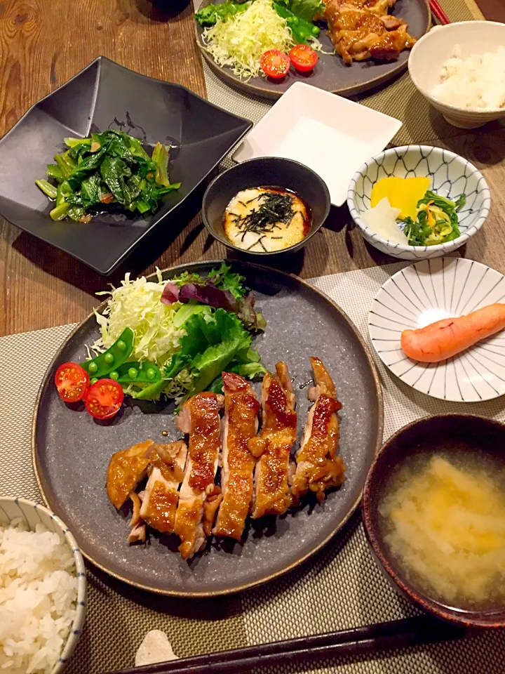 今日の晩御飯🍚
チキン照り焼き🍗小松菜のニンニク炒め🍃長芋とろろ、たらこ、お漬物、大根と油揚げのお味噌汁💛|まみりんごさん