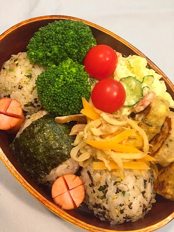 パパたろ弁当

おむすび🍙
ポテトサラダ
切り干し大根の煮物
チーズと大葉の鶏つくね
ピリ辛ソーセージ
ブロッコリー
ミニトマト|ひななぎさん