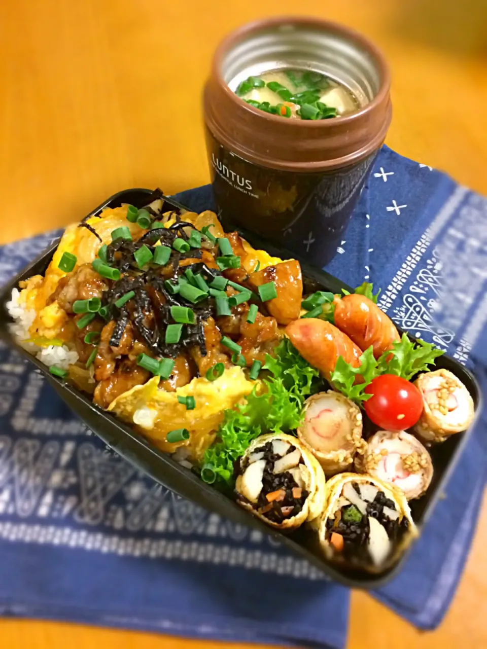 旦那ちゃん弁当🎶
焼き鳥丼
ウイン
ひじきロール
竹輪の肉巻き
豚汁|BooBooさん