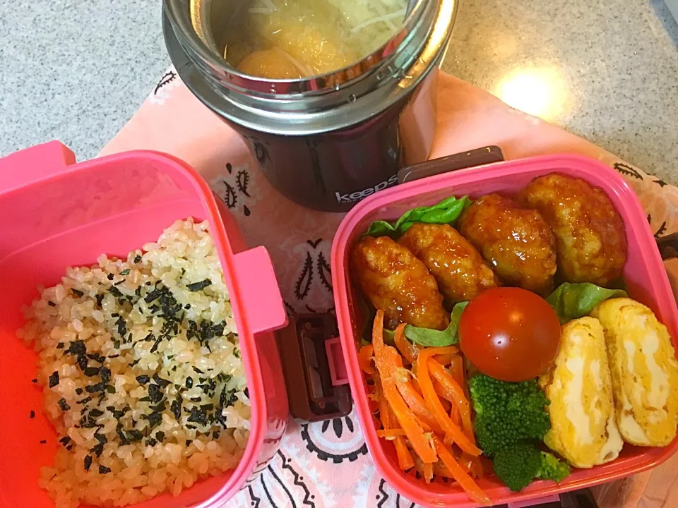 Snapdishの料理写真:3/3☆今日のお弁当☆〜タレ付き唐揚げ(冷食)、だし巻き卵、人参しりしり、ブロッコリーとトマト、味噌汁付き〜|Satokoさん