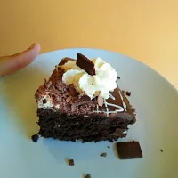 Chocolate mud cake with cream and shaved chocolate|Maria Mousazadehさん