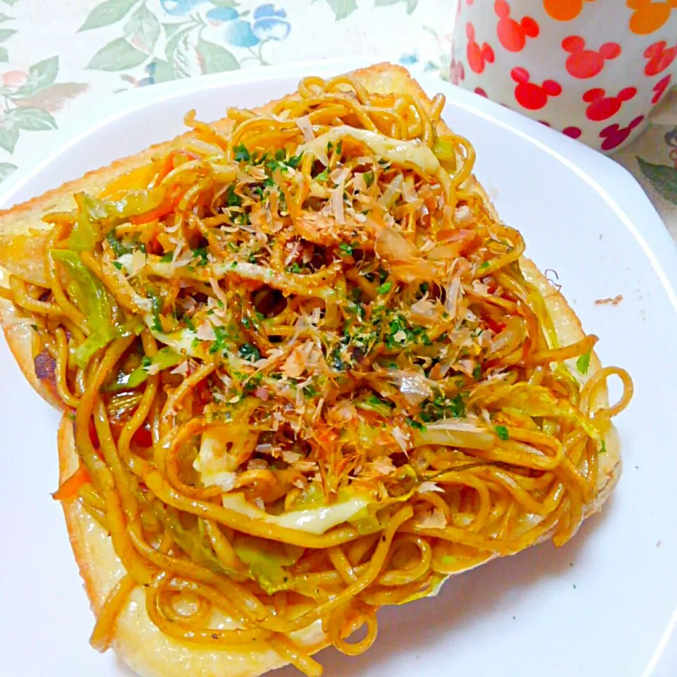 昨夜食べきれなかった焼きそばで☆焼きそばトースト|うたかた。さん