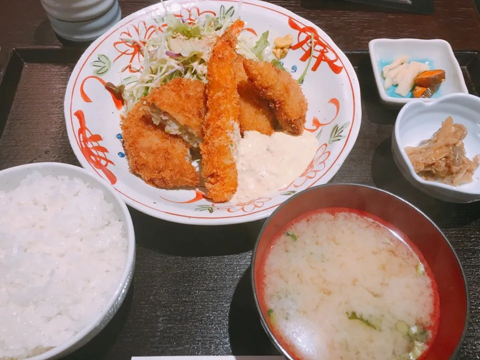 ミックスフライ定食😋|しろこ🐾໊さん