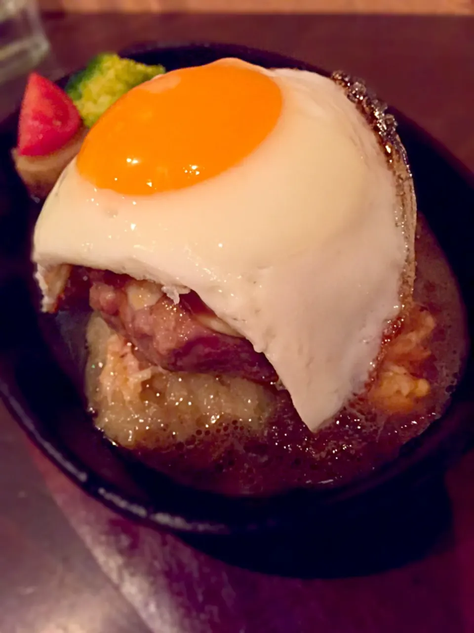 Snapdishの料理写真:幻のハンバーグ。チーズと目玉焼きを乗せて。|Tomyさん