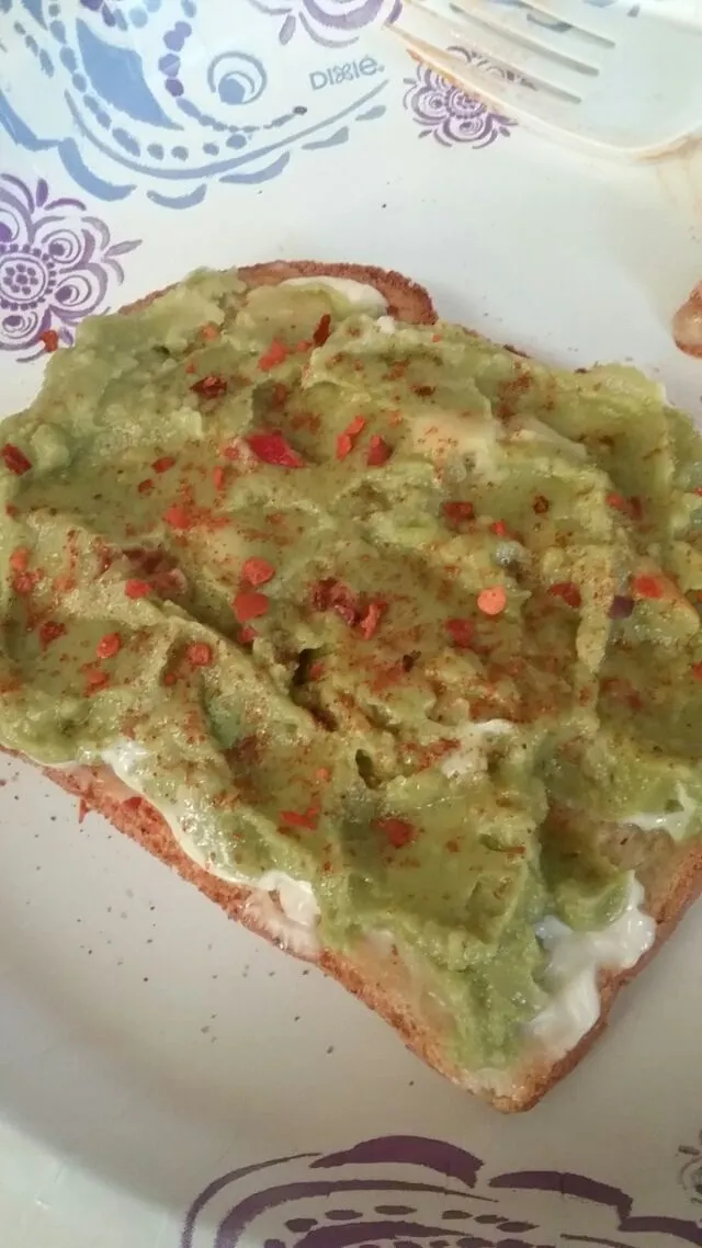 spicy guacamole on buttered mayonnaised oatmeal bread.|Polly Gelfusoさん