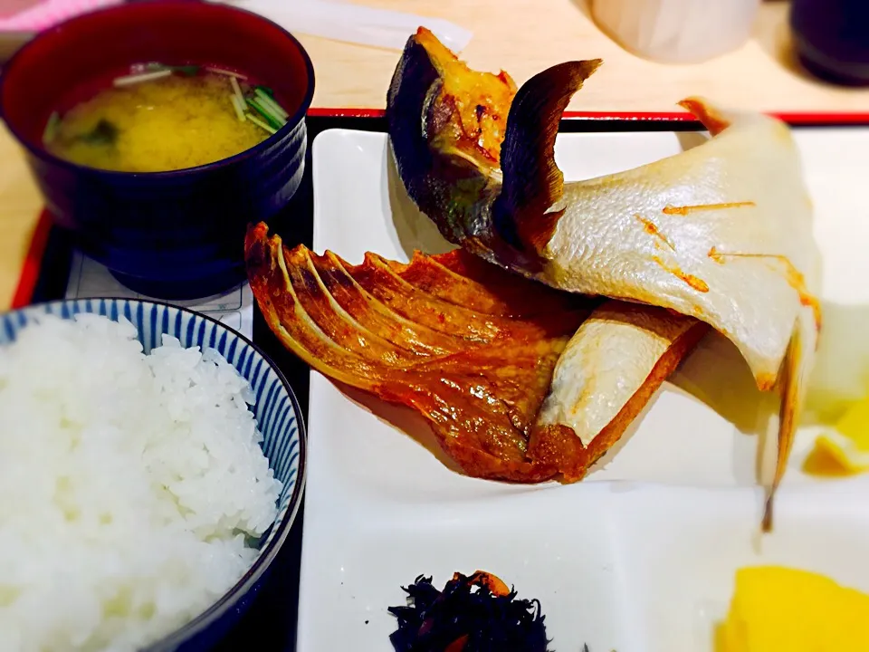 先週土曜日に食べたブリカマ定食。
皮はカリッカリ、骨も一部食べられるくらいにしっかり焼かれ、でも身は脂が乗ってジューシー。ブリカマバンザーイでした。|うきさん