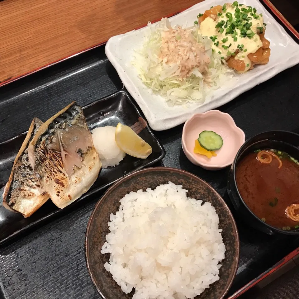 Snapdishの料理写真:とろ焼き鯖&チキン南蛮定食|chacoさん