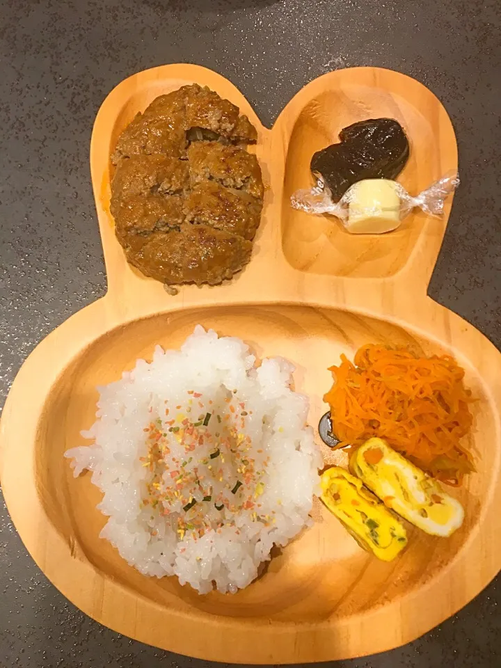 Snapdishの料理写真:#ハンバーグ#人参しりしり#卵焼き#プルーン#チーズ#２歳４ヶ月|みささん