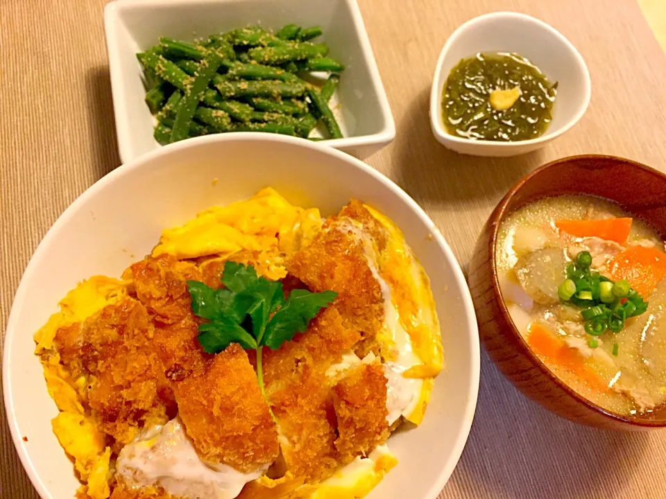 チキンカツ丼・いんげんの胡麻和え・もずく酢・豚汁|maronyaさん