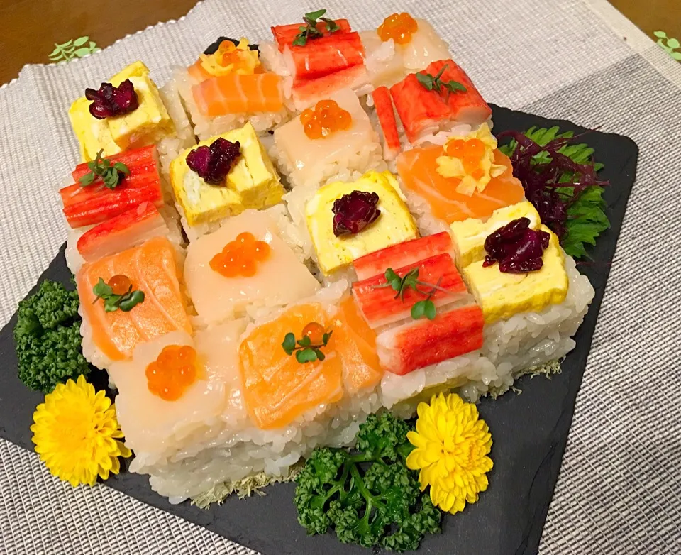 Snapdishの料理写真:おひな様に押し寿司(   ˙꒳​˙  )っ=͟͟͞͞🍣|くにたん❤さん