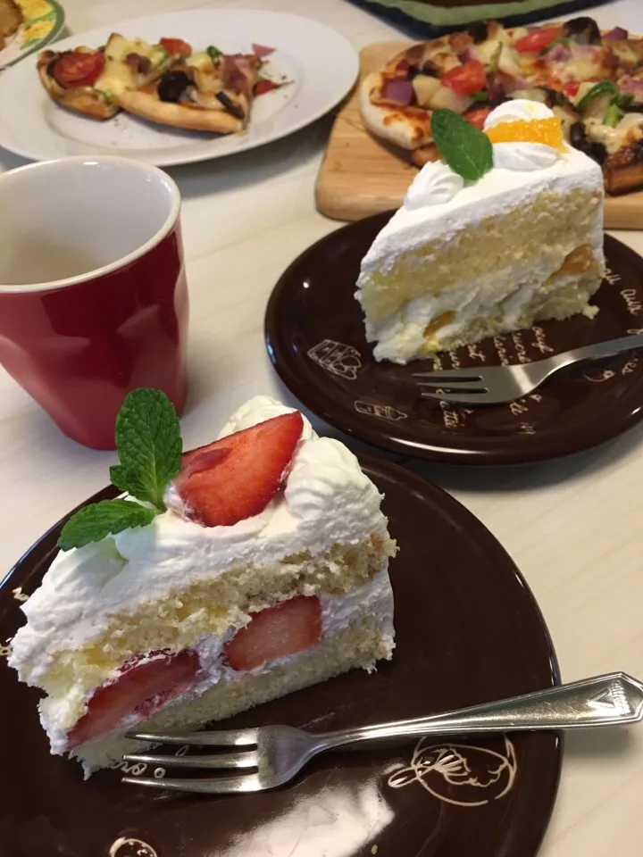 Snapdishの料理写真:ケーキ練習中息子っちの苺ショートとオレンジクリームチーズショート|大久保 掬恵さん