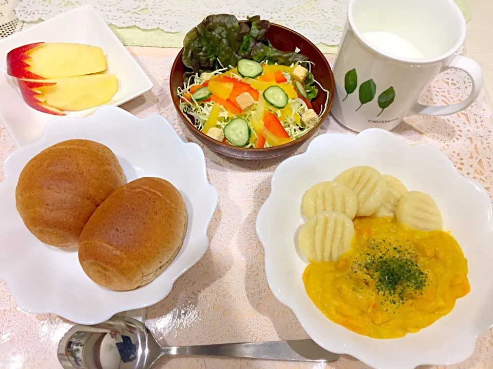 Snapdishの料理写真:今日の朝ご飯🍴
じゃがいものニョッキ・かぼちゃクリームソース|ごまたまごさん