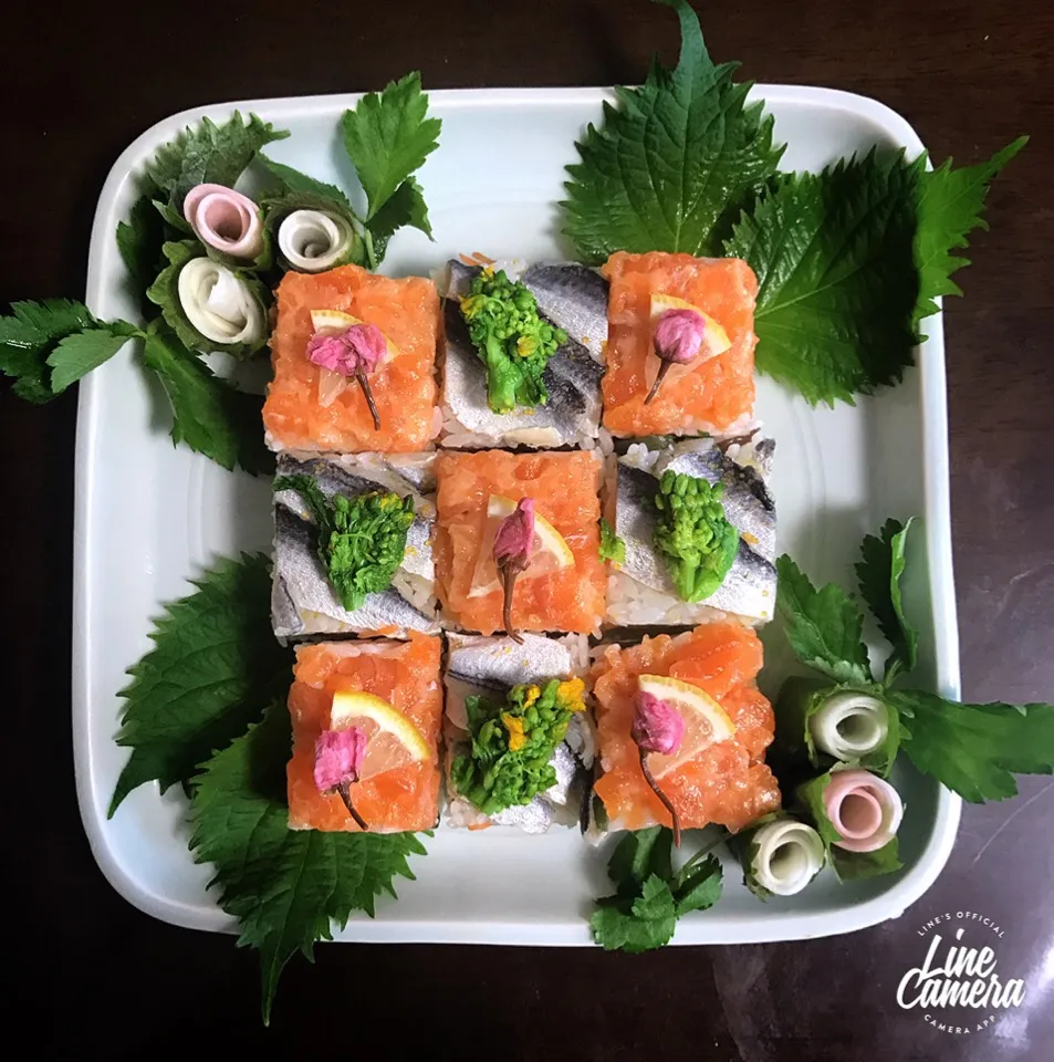 Snapdishの料理写真:春の押し寿司🎎
タルタルサーモン🌸レモン🍋と 
ままかり菜の花🌼|とんちんさん