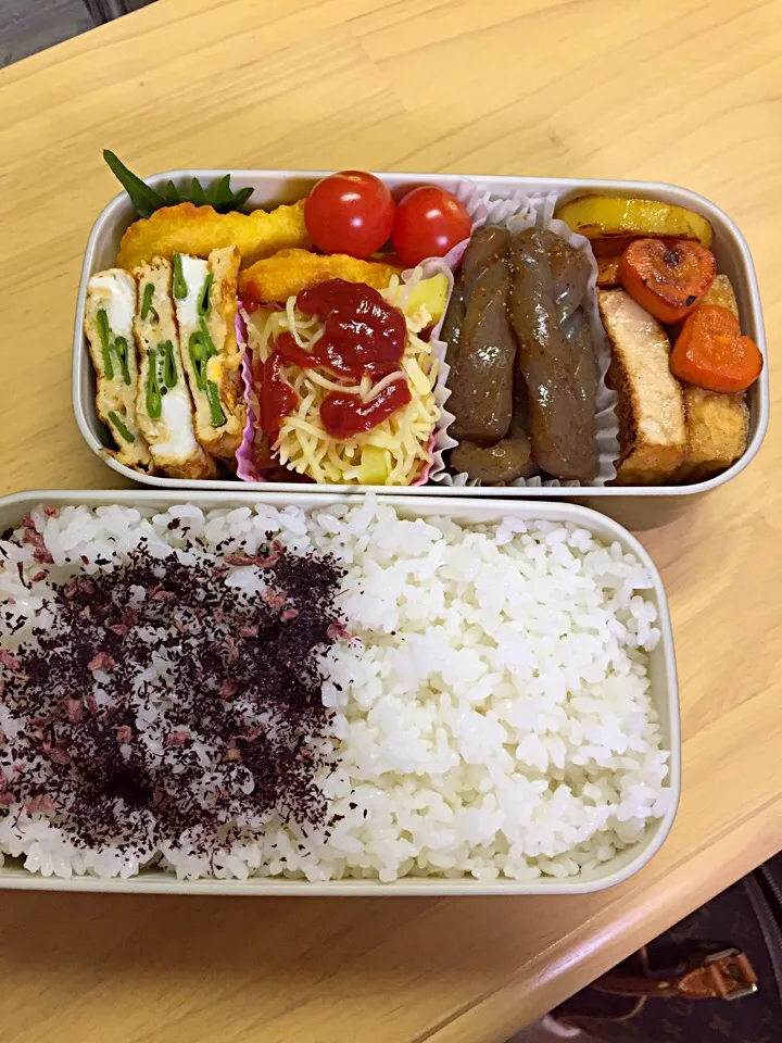 #今日のお弁当
絹さや入り卵焼き・ナゲット・じゃがいもチーズ焼き・手綱こんにゃく・厚揚げ|2493さん