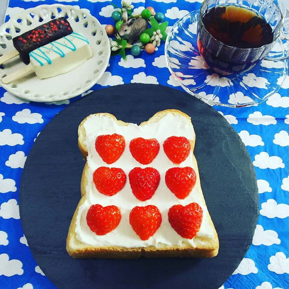 いちごのチェック(？)トースト♡|シュワシュワキッチンさん