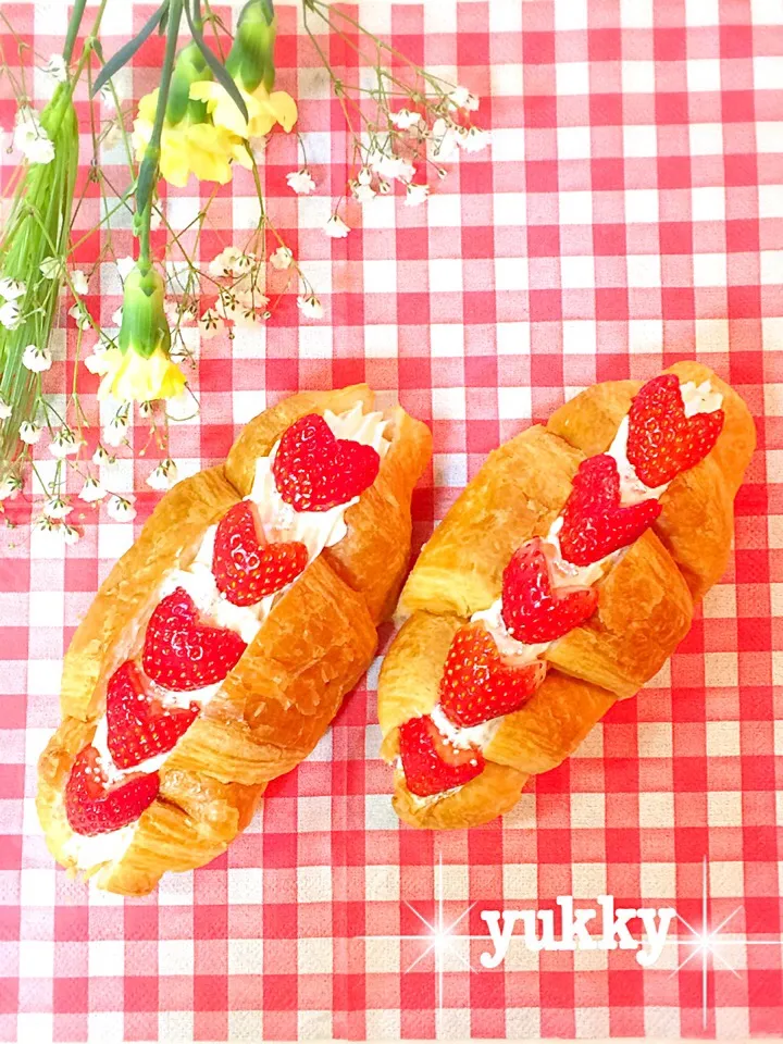 Snapdishの料理写真:いちごのクロワッサンド🍓|ゆっきー♪さん