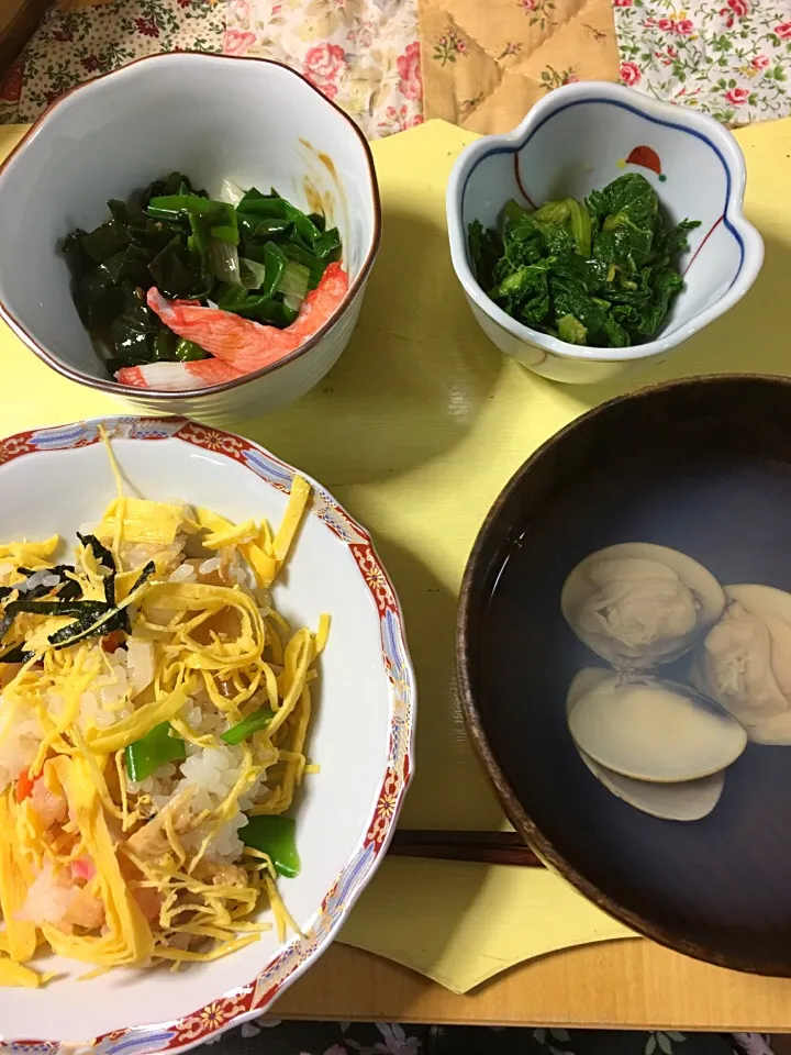 Snapdishの料理写真:おひなさまごはん。五目ずし ハマグリ潮汁 ナバナ辛子和え ワカメとわけぎのぬた|Kumiko Kimuraさん