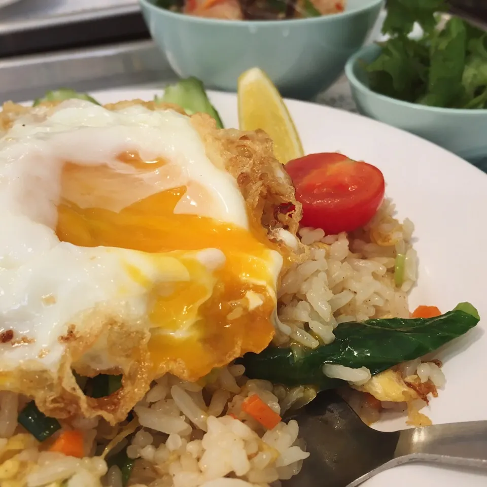 Snapdishの料理写真:タイの国鉄駅弁 焼飯🥄ʕ-̼͡-ʔ🇹🇭|七海さん