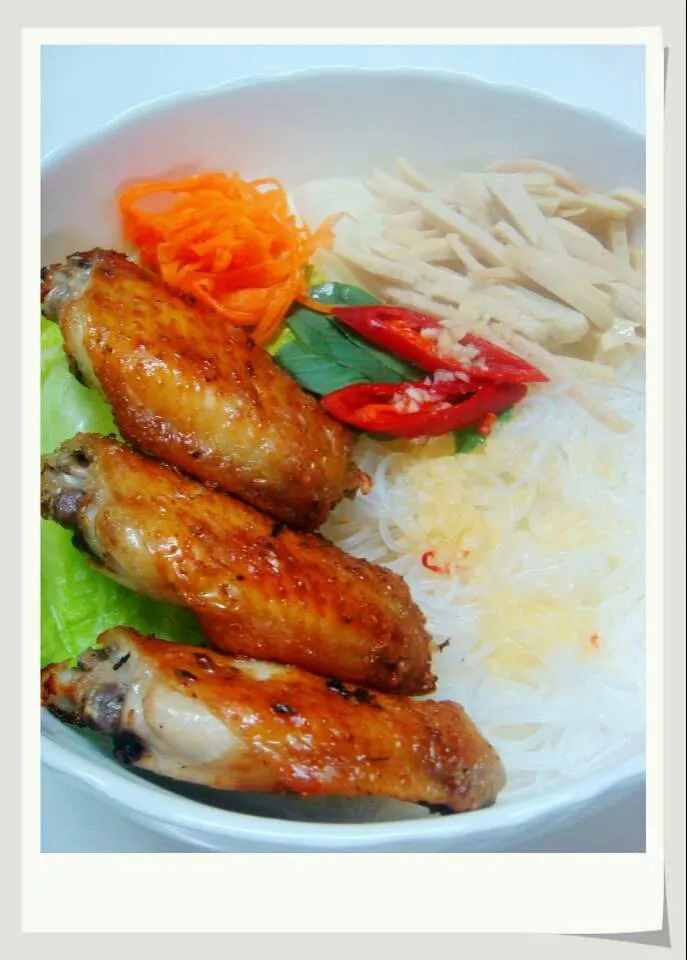 Vietnamese Salami Lemongrass Chicken Wings with Cold Mix Vermicelli
 #Chicken 
 #Vietnamese cuisine|Lee Astorさん