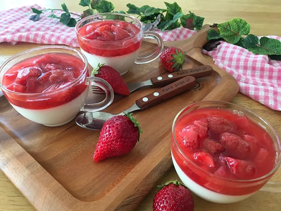 ひな祭り🌸パンナコッタ〜苺ソース🍓〜|ひみえさん