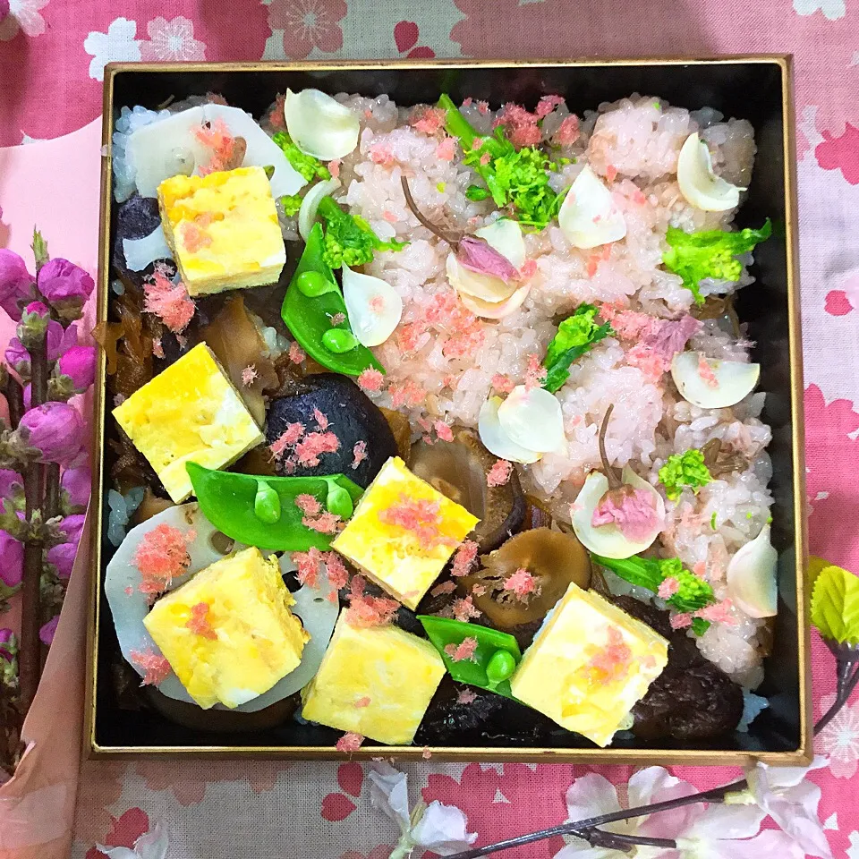 ちらし寿司と、桜御飯の2種類を
お重箱に詰めてみました
桜御飯は、梅酢、桜の花を入れて
炊きました
飾りは、桜の花、百合の根です
菜の花も、加えました|ゆかモンさん