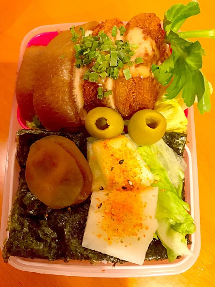 パパお弁当🍱😋  メンチカツ  大根の煮物  レタス セロリ トマトのサラダ🥗  大根の糠漬け  白菜の漬物  梅干しのはちみつ漬け オリーブのピクルス  焼き海苔|ch＊K*∀o(^^*)♪さん