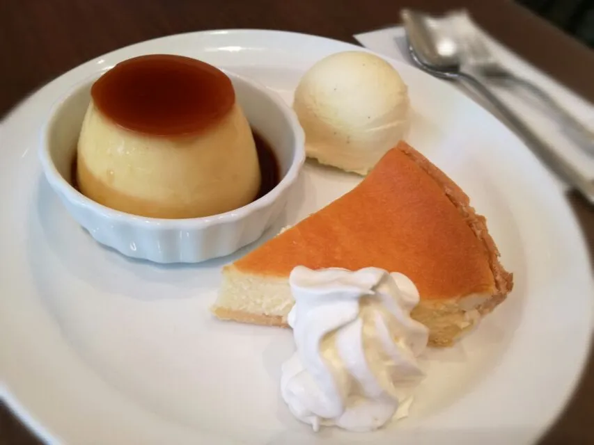 Morozoff Cafeのプレートデザート
プリン🍮チーズケーキにバニラアイス🍨|korinoさん