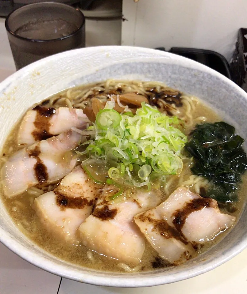 焦がしにんにくチャーシュー麺|るみおんさん