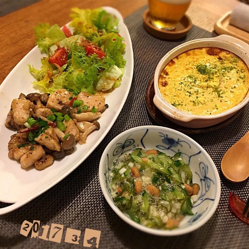 Snapdishの料理写真:鶏もも肉としめじのピリ辛黒胡椒炒め
山芋のふわふわ焼き
めかぶ納豆|𓇼 Ⓢ Ⓗ Ⓘ Ⓝ Ⓞ Ⓑ Ⓤ 𓇼さん