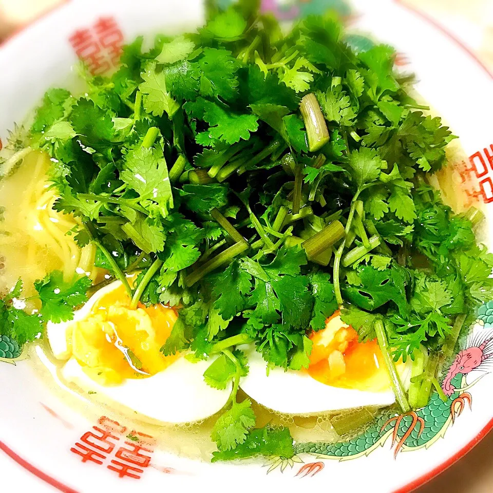 パクチー山盛り塩ラーメン|こじゅわいさん