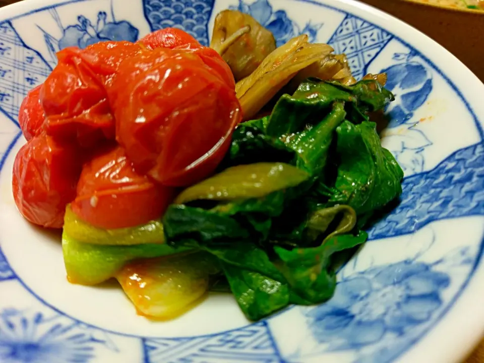 ミニトマトとチンゲン菜の炒め物|vege食堂さん