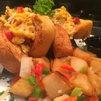 Texas French toast. Scrambled eggs Canadian bacon sausage cheddar melted cheese, country style potatoes and syrup! To die for!|Moe Arianejadさん